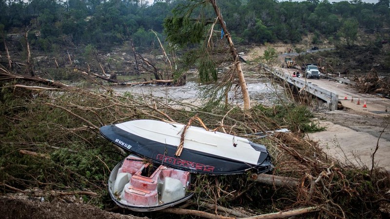 Pemandangan drone dari puing-puing pohon dan Sungai Guadalupe, setelah banjir bandang, di Ingram, Kerr County, Texas, AS, 5 Juli 2025. (REUTERS/Marco Bello)