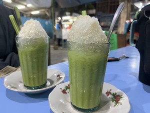 Menikmati Es Pokat Kocok, Minuman Legendaris di Medan