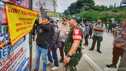 Video: Parkir Liar di Stadion Jalak Harupat, Tarif Mobil Rp 100 Ribu