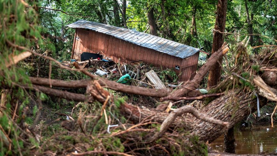 Barang-barang berserakan di dalam kabin di Camp Mystic setelah banjir mematikan di Kerr County, Texas, AS, 5 Juli 2025. (REUTERS/Sergio Flores)