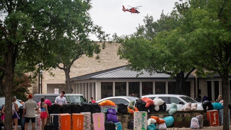 Barang-barang berserakan di dalam kabin di Camp Mystic setelah banjir mematikan di Kerr County, Texas, AS, 5 Juli 2025. (REUTERS/Sergio Flores)