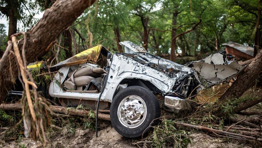 USA-WEATHER/TEXAS-FLOODING Pemandangan drone dari puing-puing pohon dan Sungai Guadalupe, setelah banjir bandang, di Ingram, Kerr County, Texas, AS, 5 Juli 2025. (REUTERS/Marco Bello)
