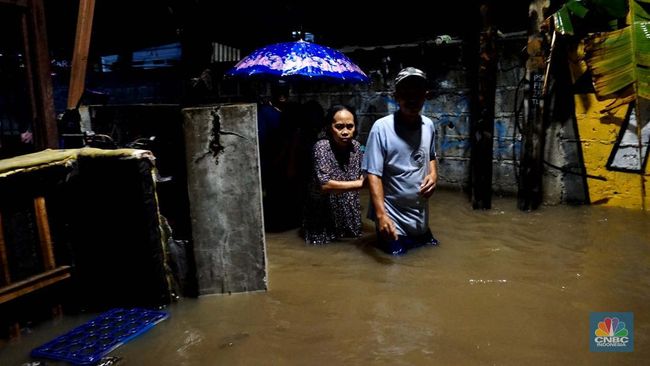 Tanggul Jebol, Warga Jatipadang di Jaksel Dikepung Banjir Sepaha