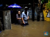 Tanggul Jebol, Warga Jatipadang di Jaksel Dikepung Banjir Sepaha