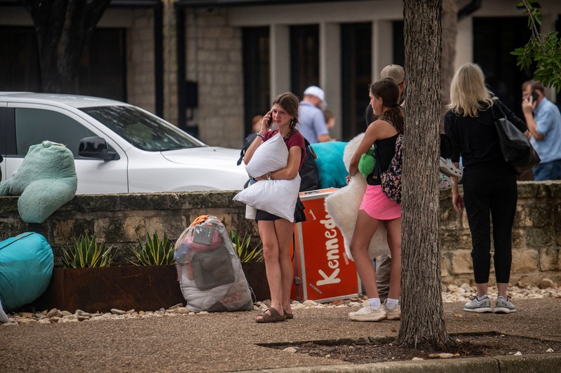 Barang-barang berserakan di dalam kabin di Camp Mystic setelah banjir mematikan di Kerr County, Texas, AS, 5 Juli 2025. Barang-barang berserakan di dalam kabin di Camp Mystic setelah banjir mematikan di Kerr County, Texas, AS, 5 Juli 2025. (REUTERS/Sergio Flores)