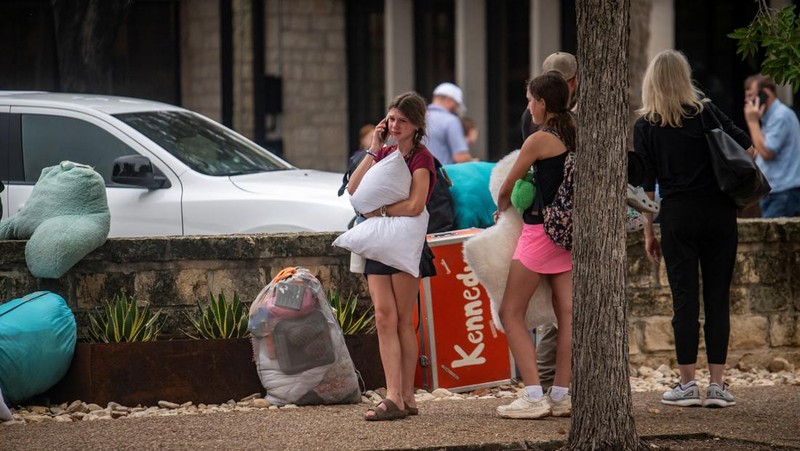 Barang-barang berserakan di dalam kabin di Camp Mystic setelah banjir mematikan di Kerr County, Texas, AS, 5 Juli 2025. (REUTERS/Sergio Flores)