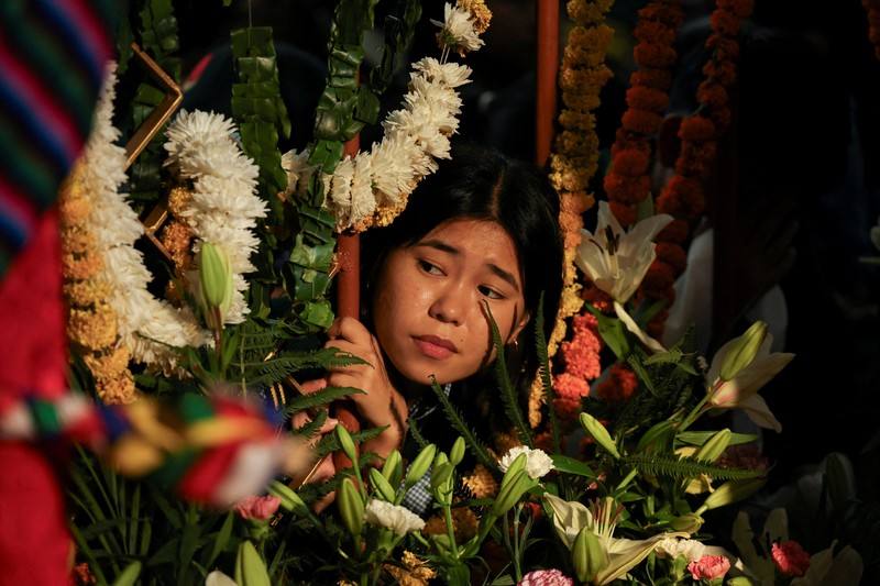 Para biksu Tibet berkumpul untuk acara doa yang diadakan untuk menghormati umur panjang pemimpin spiritual Tibet Dalai Lama di kuil Dalai Lama di kota perbukitan utara Dharamshala, India, 5 Juli 2025. Para biksu Tibet berkumpul untuk acara doa yang diadakan untuk menghormati umur panjang pemimpin spiritual Tibet Dalai Lama di kuil Dalai Lama di kota perbukitan utara Dharamshala, India, 5 Juli 2025. (REUTERS/Anushree Fadnavis)