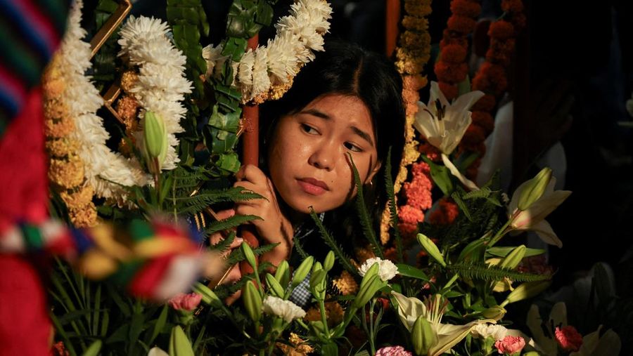 Para biksu Tibet berkumpul untuk acara doa yang diadakan untuk menghormati umur panjang pemimpin spiritual Tibet Dalai Lama di kuil Dalai Lama di kota perbukitan utara Dharamshala, India, 5 Juli 2025. (REUTERS/Anushree Fadnavis)