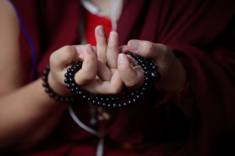 Para biksu Tibet berkumpul untuk acara doa yang diadakan untuk menghormati umur panjang pemimpin spiritual Tibet Dalai Lama di kuil Dalai Lama di kota perbukitan utara Dharamshala, India, 5 Juli 2025. Para biksu Tibet berkumpul untuk acara doa yang diadakan untuk menghormati umur panjang pemimpin spiritual Tibet Dalai Lama di kuil Dalai Lama di kota perbukitan utara Dharamshala, India, 5 Juli 2025. (REUTERS/Anushree Fadnavis)