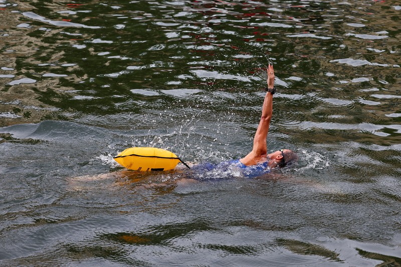 Orang-orang berenang di Sungai Seine di lokasi Bras Marie, dibuka untuk perenang yang menandai sesi pemandian umum pertama di jalur air bersejarah ibu kota, di Paris, Prancis, 5 Juli 2025. Orang-orang berenang di Sungai Seine di lokasi Bras Marie, dibuka untuk perenang yang menandai sesi pemandian umum pertama di jalur air bersejarah ibu kota, di Paris, Prancis, 5 Juli 2025. (Tangkapan Layar Video Reuters/)