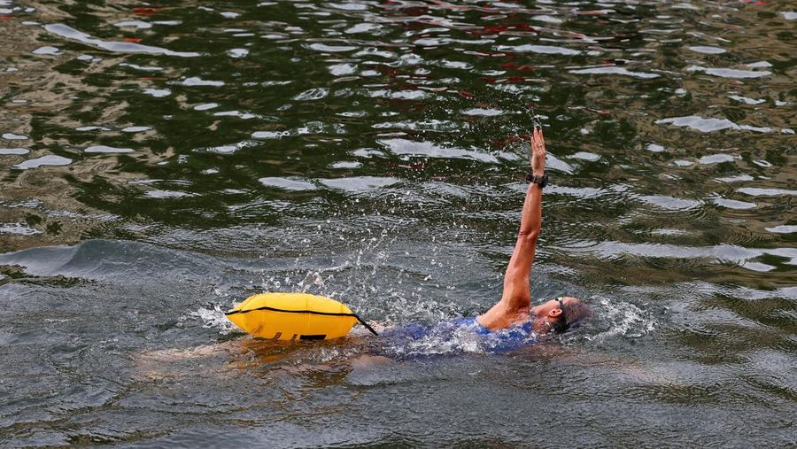 Orang-orang berenang di Sungai Seine di lokasi Bras Marie, dibuka untuk perenang yang menandai sesi pemandian umum pertama di jalur air bersejarah ibu kota, di Paris, Prancis, 5 Juli 2025. Orang-orang berenang di Sungai Seine di lokasi Bras Marie, dibuka untuk perenang yang menandai sesi pemandian umum pertama di jalur air bersejarah ibu kota, di Paris, Prancis, 5 Juli 2025. (Tangkapan Layar Video Reuters/)