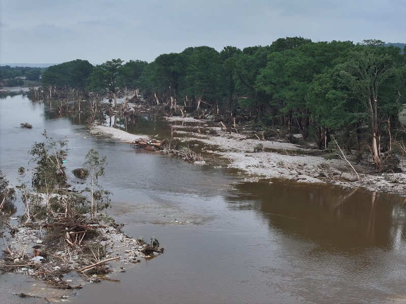 Barang-barang berserakan di dalam kabin di Camp Mystic setelah banjir mematikan di Kerr County, Texas, AS, 5 Juli 2025. (REUTERS/Sergio Flores)