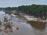 Banjir Bandang Tewaskan 51 Orang, 27 Anak-anak Hilang Terseret Air Bah