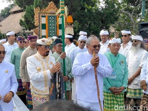 Tradisi Peed Agung Antarkan Prosesi Abhiseka Cokorda Mengwi ke Taman Ayun