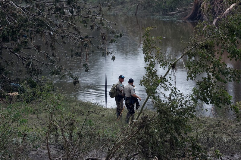 Tim penyelamat mendayung perahu karet saat mencari korban setelah banjir bandang di Kerrville, Texas, AS, Minggu (6/7/2025). (REUTERS/Marco Bello) Tim penyelamat mendayung perahu karet saat mencari korban setelah banjir bandang di Kerrville, Texas, AS, Minggu (6/7/2025). (REUTERS/Marco Bello)