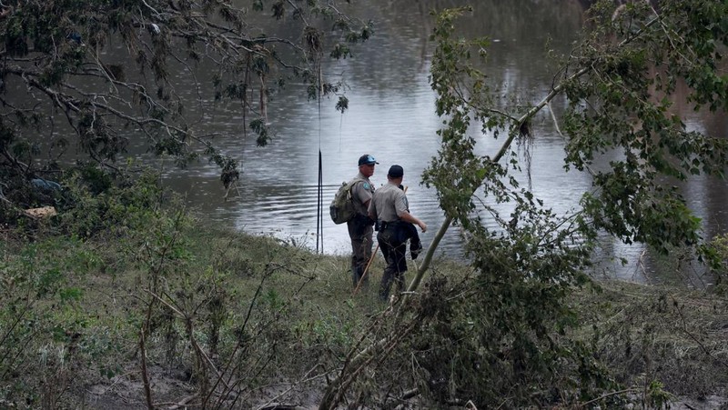 Tim penyelamat mendayung perahu karet saat mencari korban setelah banjir bandang di Kerrville, Texas, AS, Minggu (6/7/2025). (REUTERS/Marco Bello)