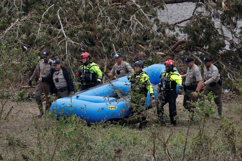 Tim penyelamat mendayung perahu karet saat mencari korban setelah banjir bandang di Kerrville, Texas, AS, Minggu (6/7/2025). (REUTERS/Marco Bello) Tim penyelamat mendayung perahu karet saat mencari korban setelah banjir bandang di Kerrville, Texas, AS, Minggu (6/7/2025). (REUTERS/Marco Bello)