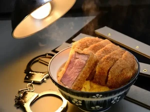 Di Resto Ini Pengunjung Bakal Diinterogasi Seperti di Kantor Polisi!
