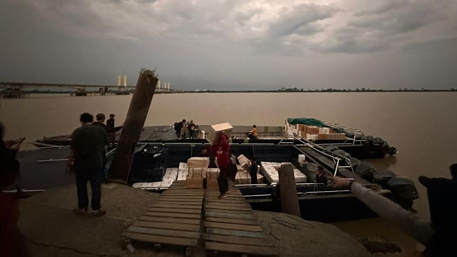 Direktorat Jenderal Bea dan Cukai berhasil menggagalkan upaya penyelundupan ribuan karton rokok ilegal yang diangkut menggunakan dua unit kapal cepat (high speed craft/HSC) di kawasan Sungai Rokan, Pulau Perdamaran, Jumat dini hari (4/7). (Dok Bea Cukai)