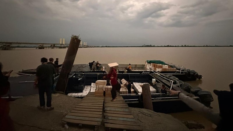 Direktorat Jenderal Bea dan Cukai berhasil menggagalkan upaya penyelundupan ribuan karton rokok ilegal yang diangkut menggunakan dua unit kapal cepat (high speed craft/HSC) di kawasan Sungai Rokan, Pulau Perdamaran, Jumat dini hari (4/7). (Dok Bea Cukai)