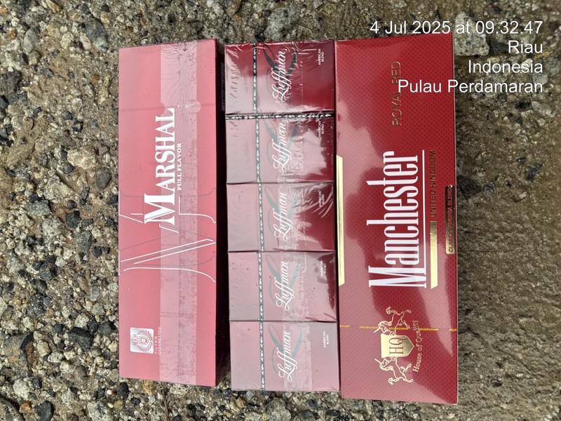 Direktorat Jenderal Bea dan Cukai berhasil menggagalkan upaya penyelundupan ribuan karton rokok ilegal yang diangkut menggunakan dua unit kapal cepat (high speed craft/HSC) di kawasan Sungai Rokan, Pulau Perdamaran, Jumat dini hari (4/7). (Dok Bea Cukai) Direktorat Jenderal Bea dan Cukai berhasil menggagalkan upaya penyelundupan ribuan karton rokok ilegal yang diangkut menggunakan dua unit kapal cepat (high speed craft/HSC) di kawasan Sungai Rokan, Pulau Perdamaran, Jumat dini hari (4/7). (Dok Bea Cukai)