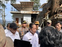 Tinjau Lokasi Longsor di Puncak, Menteri Hanif Tegaskan Hal Ini!