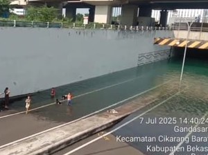 Viral Kolong Flyover di Cikarang Berubah Jadi Kolam Renang Dadakan