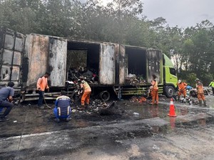Truk Ekspedisi Paket Terbakar di Jalan Tol Lampung Ruas Terpeka