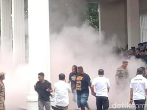 Demo Tolak Revisi Over Dimensi-Overload di Gorontalo Diwarnai Saling Dorong