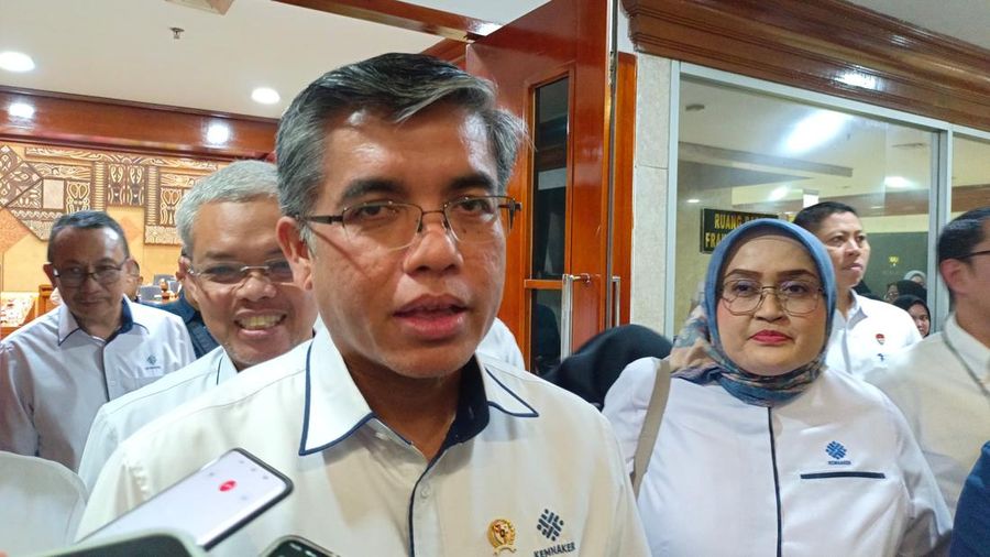Menteri Ketenagakerjaan (Menaker) Yassierli saat ditemui di kompleks parlemen, Jakarta, Senin (7/7/2025). (CNBC Indonesia/Martyasari Rizki)