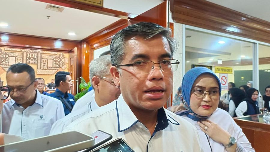 Menteri Ketenagakerjaan (Menaker) Yassierli saat ditemui di kompleks parlemen, Jakarta, Senin (7/7/2025). (CNBC Indonesia/Martyasari Rizki)