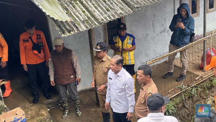 Menteri Lingkungan Hidup Hanif Faisol saat mengunjungi korban longsor di Desa Megamendung/Elga Nurmutia