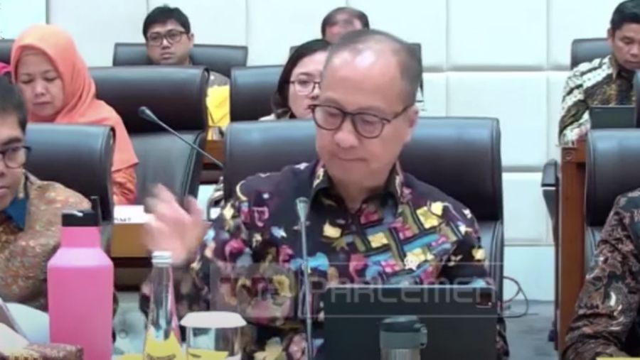 Menteri Perindustrian, Agus Gumiwang saat rapat kerja dengan Komisi VII DPR RI, Senin (7/7/2025). (YouTube/Komisi VII DPR RI)