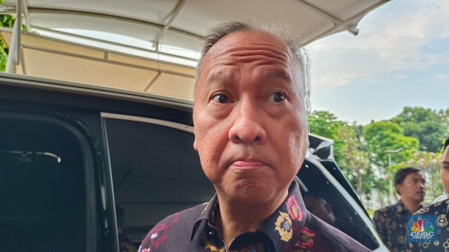 Menteri Perindustrian (Menperin) Agus Gumiwang Kartasasmita saat ditemui di kompleks parlemen, Jakarta, Senin (7/7/2025). (CNBC Indonesia/Martyasari Rizki)