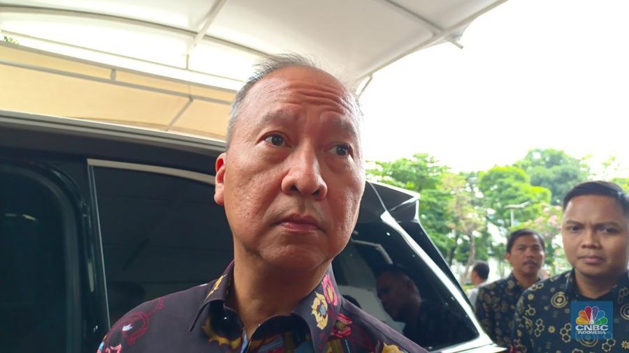 Menteri Perindustrian (Menperin) Agus Gumiwang Kartasasmita saat ditemui di kompleks parlemen, Jakarta, Senin (7/7/2025). (CNBC Indonesia/Martyasari Rizki)