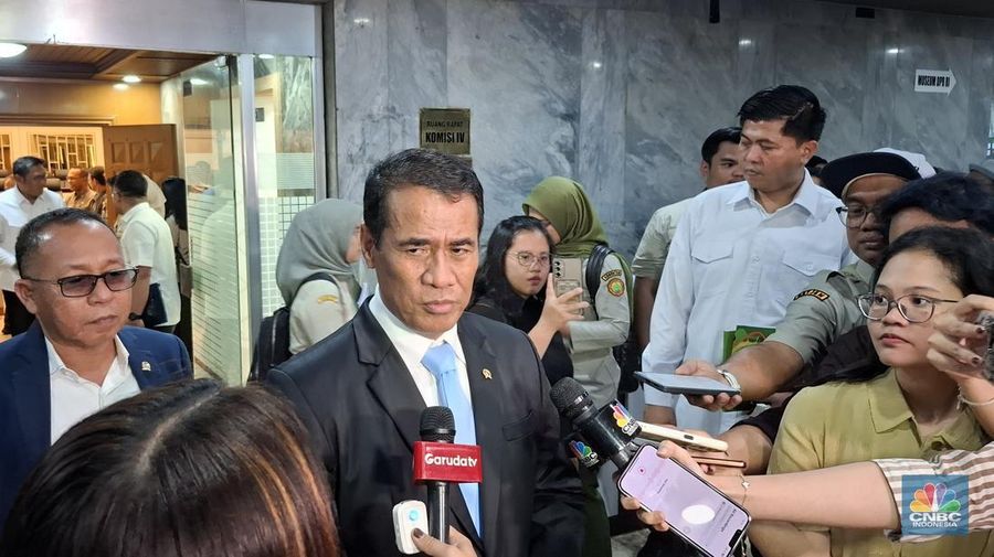 Menteri Pertanian (Mentan) Andi Amran Sulaiman usai rapat kerja (raker) bersama Komisi IV DPR RI, Senin (7/7/2025). (CNBC Indonesia/Chandra)