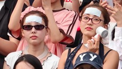 Auto Salfok, Nayeon & Jihyo TWICE Pakai Plester Demam di Konser BLACKPINK