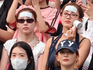 Auto Salfok, Nayeon & Jihyo TWICE Pakai Plester Demam di Konser BLACKPINK