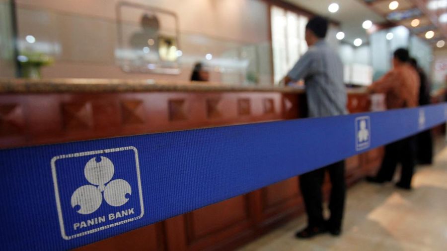 FILE PHOTO: Customers of Bank Pan Indonesia (PANIN) conduct transactions at the bank's branch in Jakarta April 4, 2011. REUTERS/Supri/File Photo