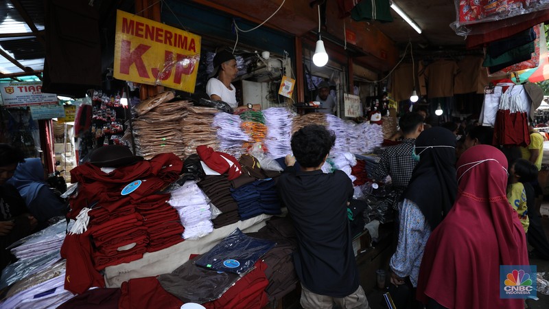 Pasar Penjualan Baju Seragam Sekolah. (CNBC Indonesia/Tri Susilo)