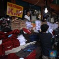 Pedagang Kipas-Kipas Duit, Penjualan Seragam Sekolah Laris Manis