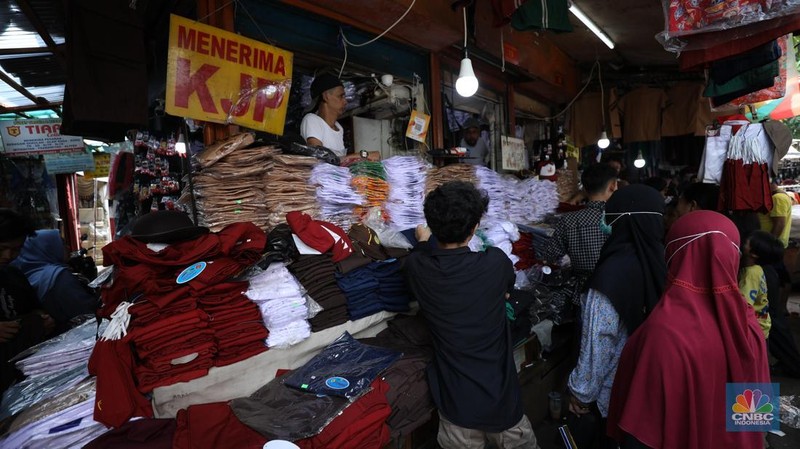 Pasar Penjualan Baju Seragam Sekolah. (CNBC Indonesia/Tri Susilo)