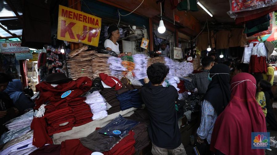 Pasar Penjualan Baju Seragam Sekolah. (CNBC Indonesia/Tri Susilo) Pasar Penjualan Baju Seragam Sekolah. (CNBC Indonesia/Tri Susilo)