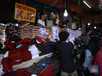 Pedagang Kipas-Kipas Duit, Penjualan Seragam Sekolah Laris Manis