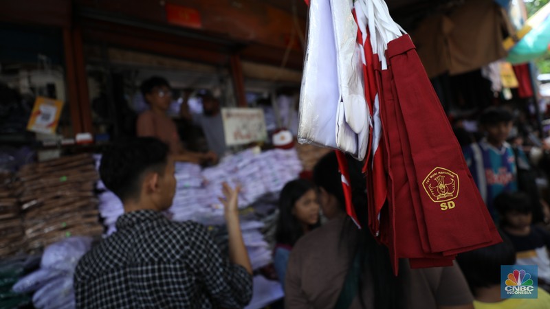 Pasar Penjualan Baju Seragam Sekolah. (CNBC Indonesia/Tri Susilo) Pasar Penjualan Baju Seragam Sekolah. (CNBC Indonesia/Tri Susilo)