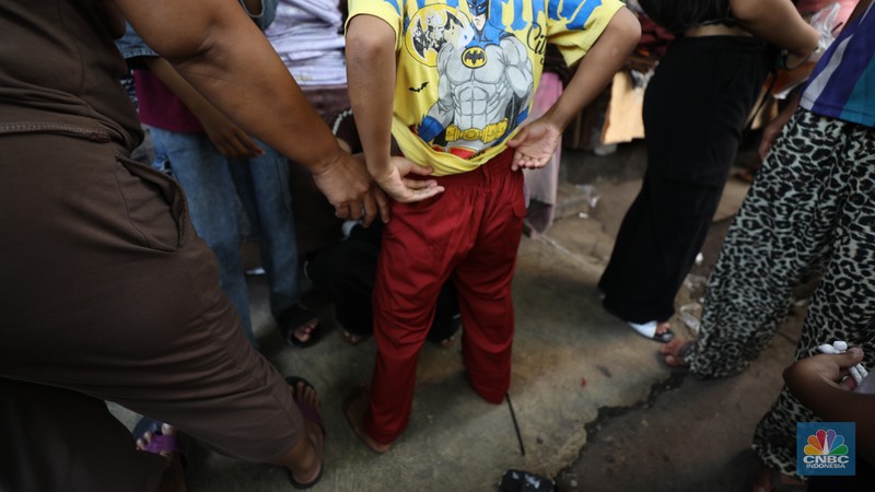Pasar Penjualan Baju Seragam Sekolah. (CNBC Indonesia/Tri Susilo)