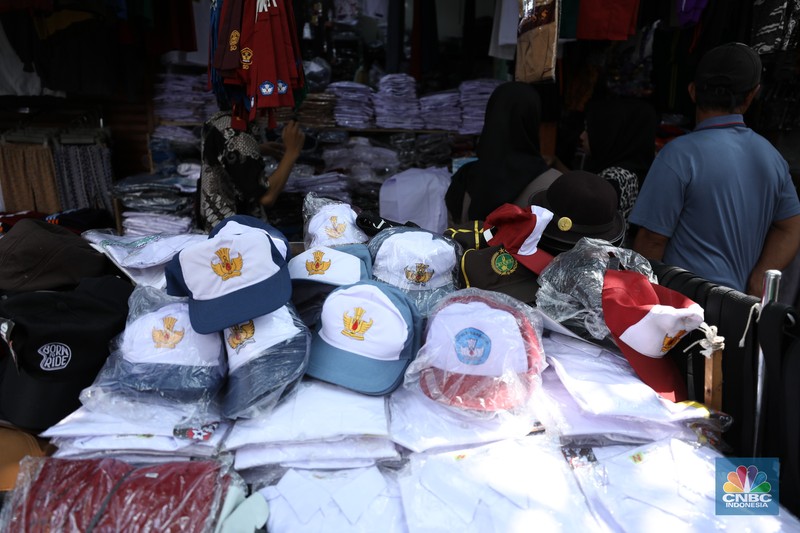 Pasar Penjualan Baju Seragam Sekolah. (CNBC Indonesia/Tri Susilo) Pasar Penjualan Baju Seragam Sekolah. (CNBC Indonesia/Tri Susilo)