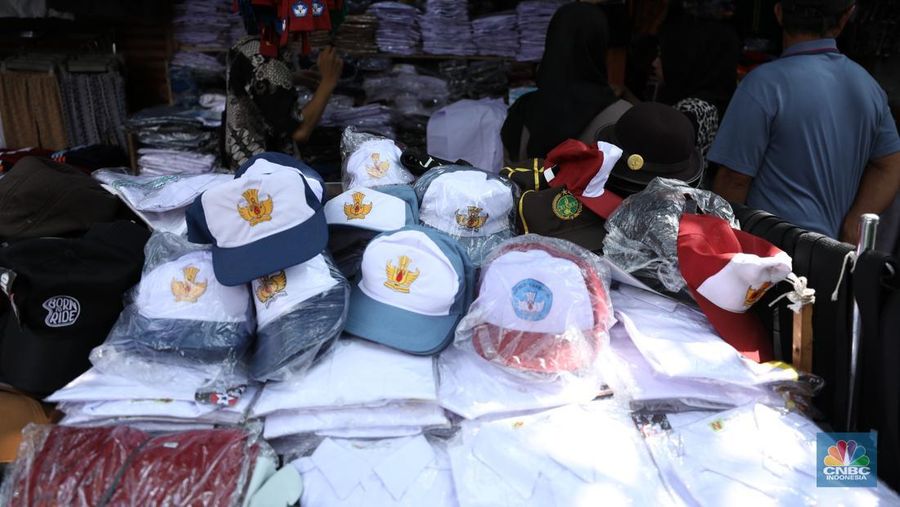 Pasar Penjualan Baju Seragam Sekolah. (CNBC Indonesia/Tri Susilo)