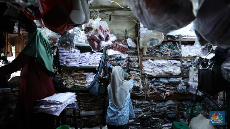 Pasar Penjualan Baju Seragam Sekolah. (CNBC Indonesia/Tri Susilo)