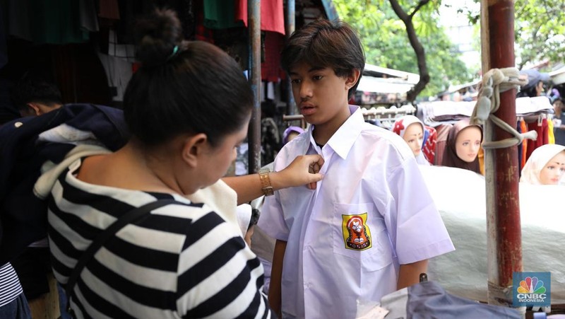 Pasar Penjualan Baju Seragam Sekolah. (CNBC Indonesia/Tri Susilo)